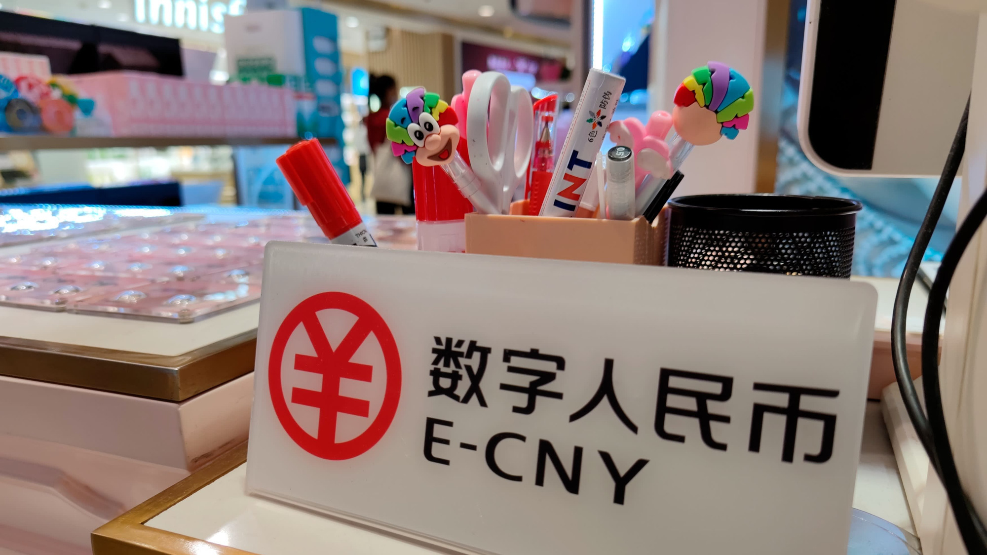 Biển thanh toán bằng Nhân dân tệ số tại một cửa hàng ở Thâm Quyến - một trong 4 thành phố được thí điểm tiền số tại Trung Quốc - Ảnh: AP.