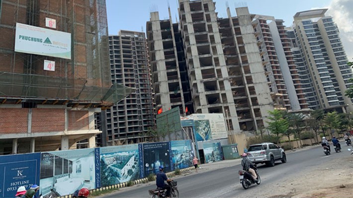 Theo VCCI, hiện không rõ ràng và có sự khác biệt lớn trong trình tự, thủ tục đầu tư đối với các dự án có quy mô từ 5.000 tỷ đồng trở lên trong phát luật về đầu tư, pháp luật về quản lý vốn nhà nước tại doanh nghiệp và pháp luật về xây dựng.