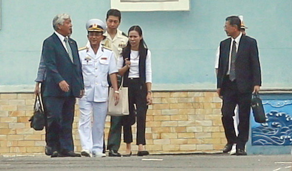 Bộ trưởng Quốc phòng Nhật Bản Gen Nakatani (trái) tại Học viện Hải quân ở Nha Trang - Ảnh: Tuổi Trẻ.