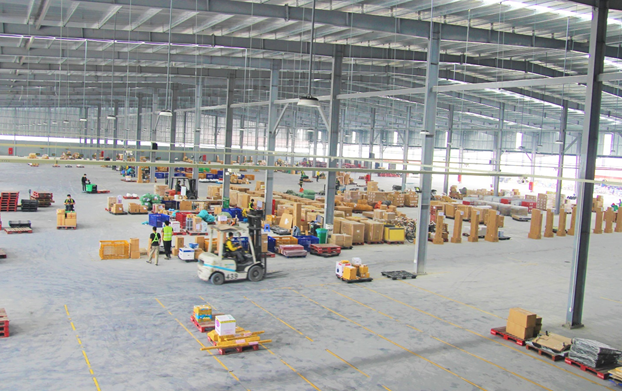 Hàng hóa được sắp xếp gọn gàng, xử lý nhanh chóng tại Trung tâm khai thác chia chọn hàng hóa Văn Giang. Ảnh: Minh Đức