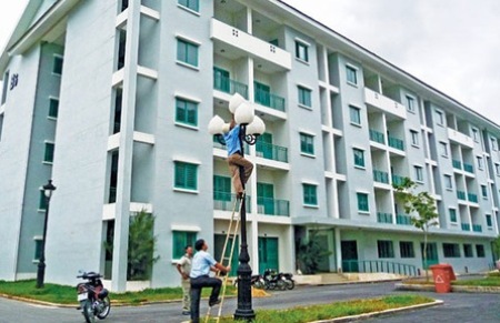 Mỗi năm, hộ gia đình, cá nhân phải thanh toán một phần số tiền mua nhà còn thiếu bằng 1/10 số tiền được phép trả dần cộng với lãi suất theo quy định. 