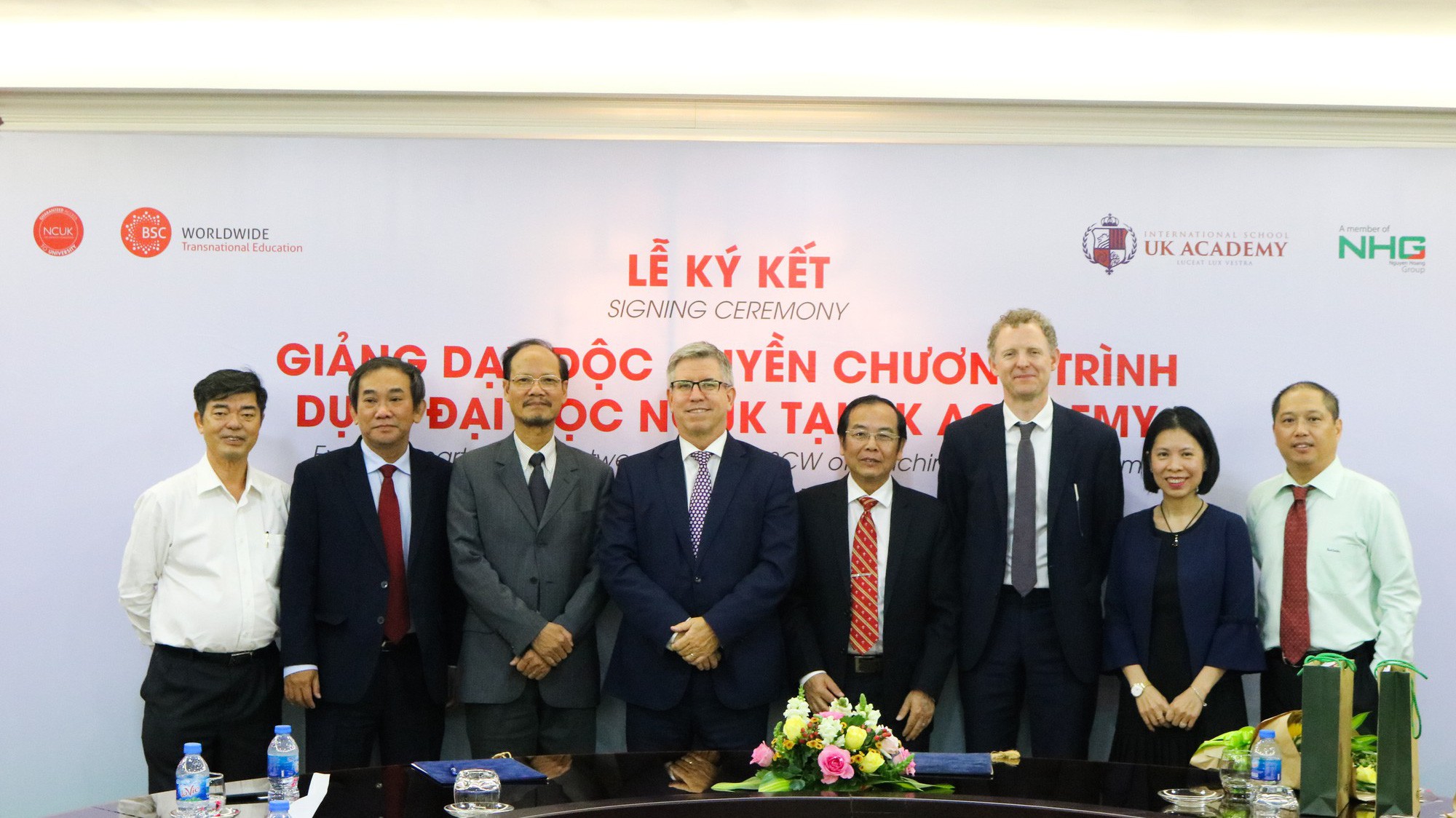 Đại diện Tổng Lãnh sự Vương quốc Anh tại Tp.HCM, đại diện BSCW và đại diện NHG cùng chụp ảnh lưu niệm tại lễ ký kết.