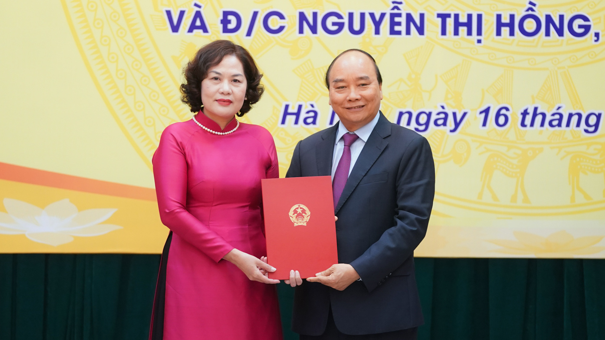 Thủ tướng Nguyễn Xuân Phúc trao Quyết định cho tân Thống đốc Ngân hàng Nhà nước Nguyễn Thị Hồng, Ảnh: VGP.