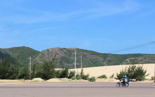 Địa điểm dự kiến xây nhà máy lọc dầu Nhơn Hội vẫn là bãi đất trống sau hơn 3 năm nhà đầu tư đăng ký triển khai, gần 5 năm cấp phép.<br>