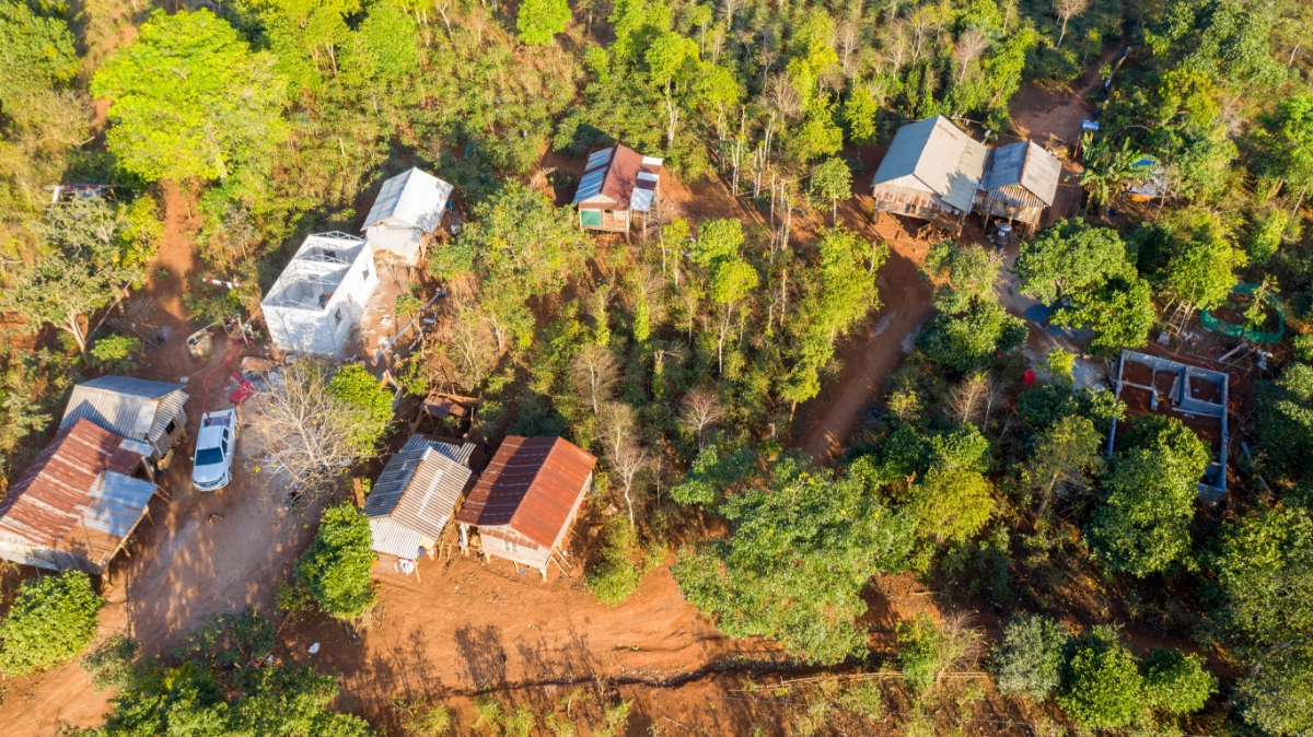 Những mái nhà tình thương mọc lên kiên cố trên mảnh đất nghèo hoang sơ.