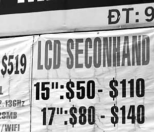 Việc niêm yết giá hàng hóa, dịch vụ bằng USD hiện vẫn khá phổ biến trong lĩnh vực điện tử, du lịch, bất động sản...