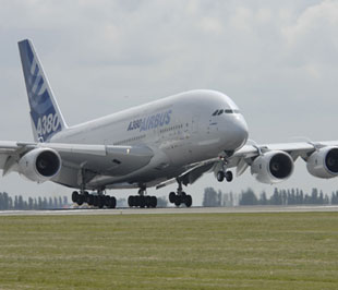 "Đường bay vàng" vẫn đang gây nhiều tranh cãi.