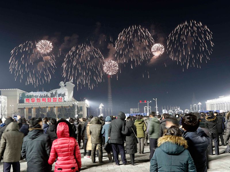 Cảnh đông người tập trung xem pháo hoa tại quảng trường Kim Il Sung, Bình Nhưỡng, Triều Tiên - nơi được cho là không có ca nhiễm Covid-19 - Ảnh: AP