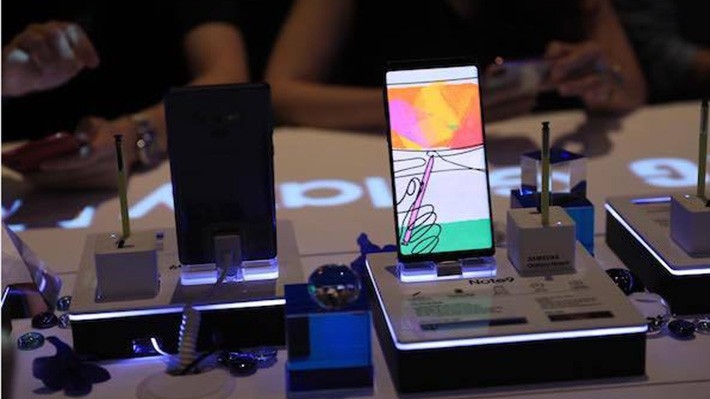 Galaxy Note9 bản 128 GB sẽ được bán ra thị trường với các màu đen huyền bí, đồng ánh kim và xanh đại dương, còn bản 512 GB là màu xanh đại dương.