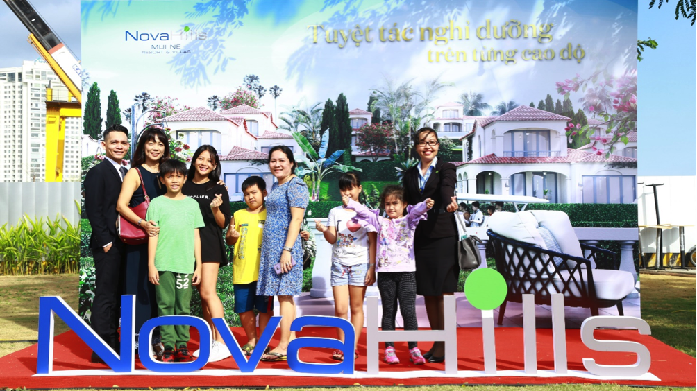 Gia đình Chị Thu Uyên hào hứng khi lựa chọn được những căn biệt thự ưng ý
