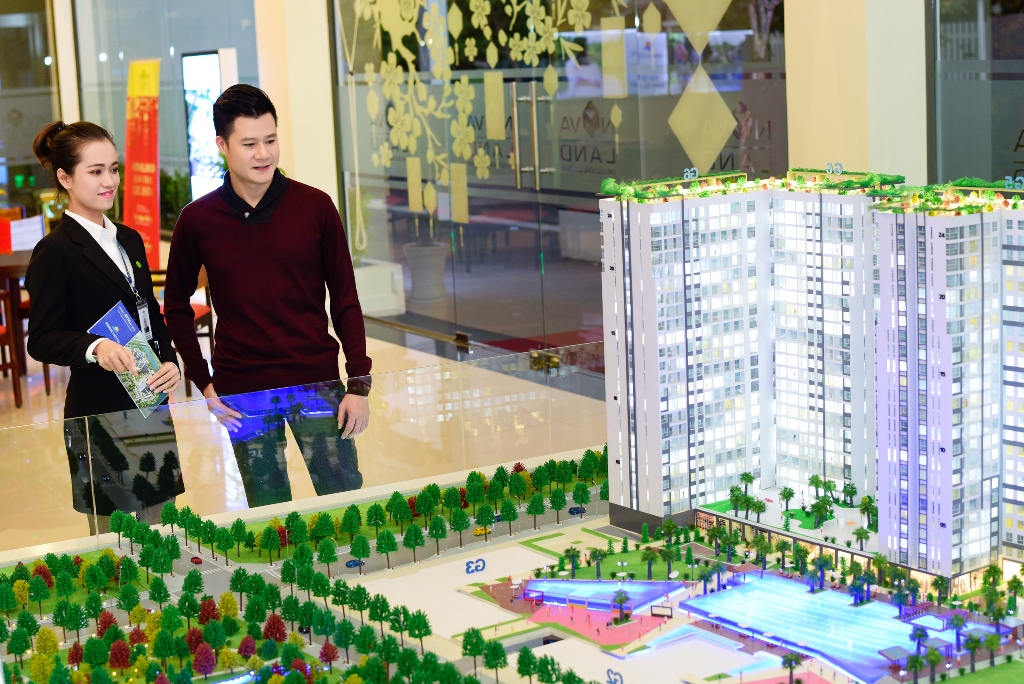 <span style="font-family: 'Times New Roman'; font-size: 15px;">Khách hàng-Ca sỹ Quang Dũng xem sa bàn dự án.</span>