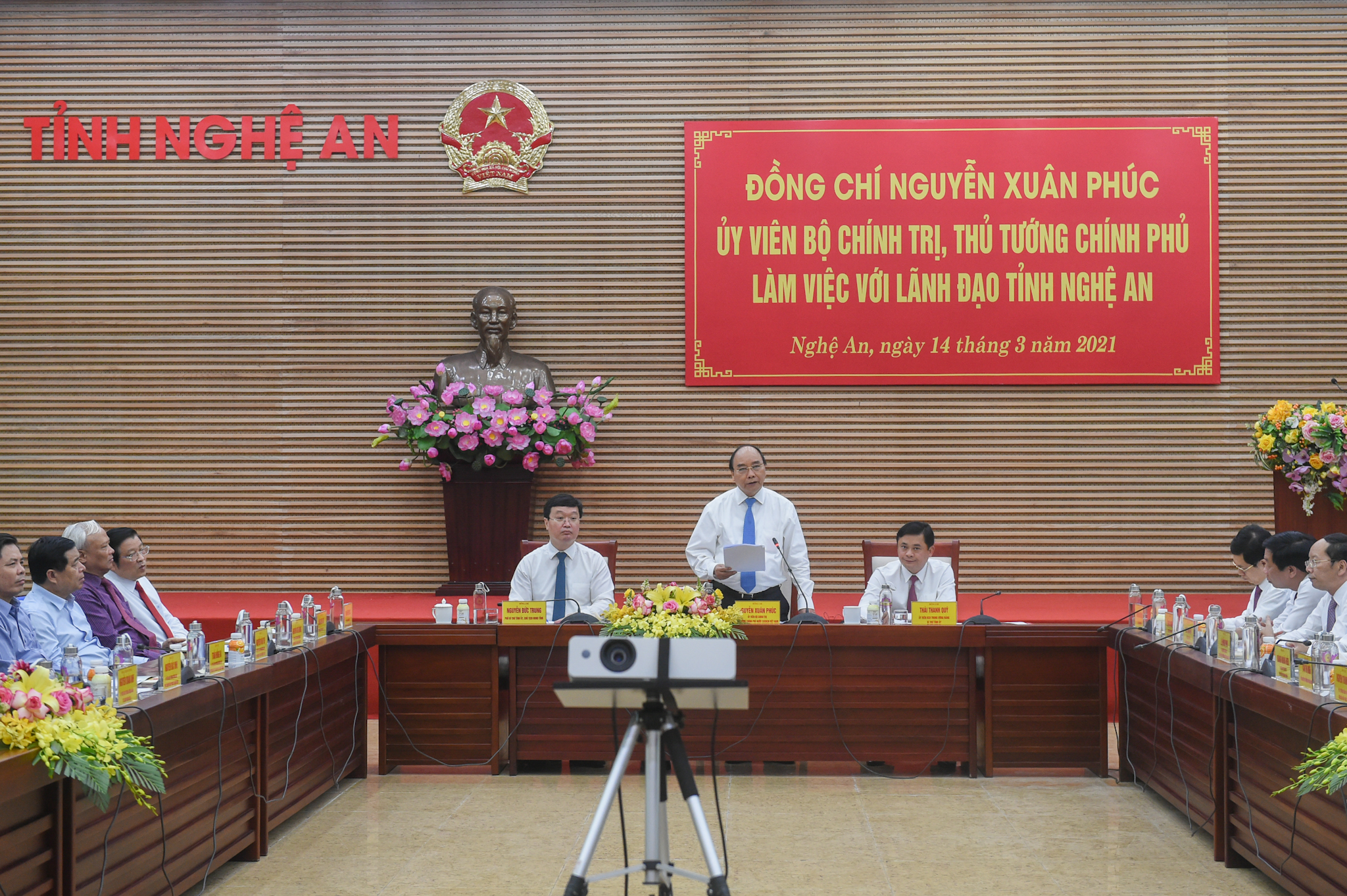 Toàn cảnh buổi làm việc của Thủ tướng với với các lãnh đạo chủ chốt tỉnh Nghệ An - Ảnh: VGP