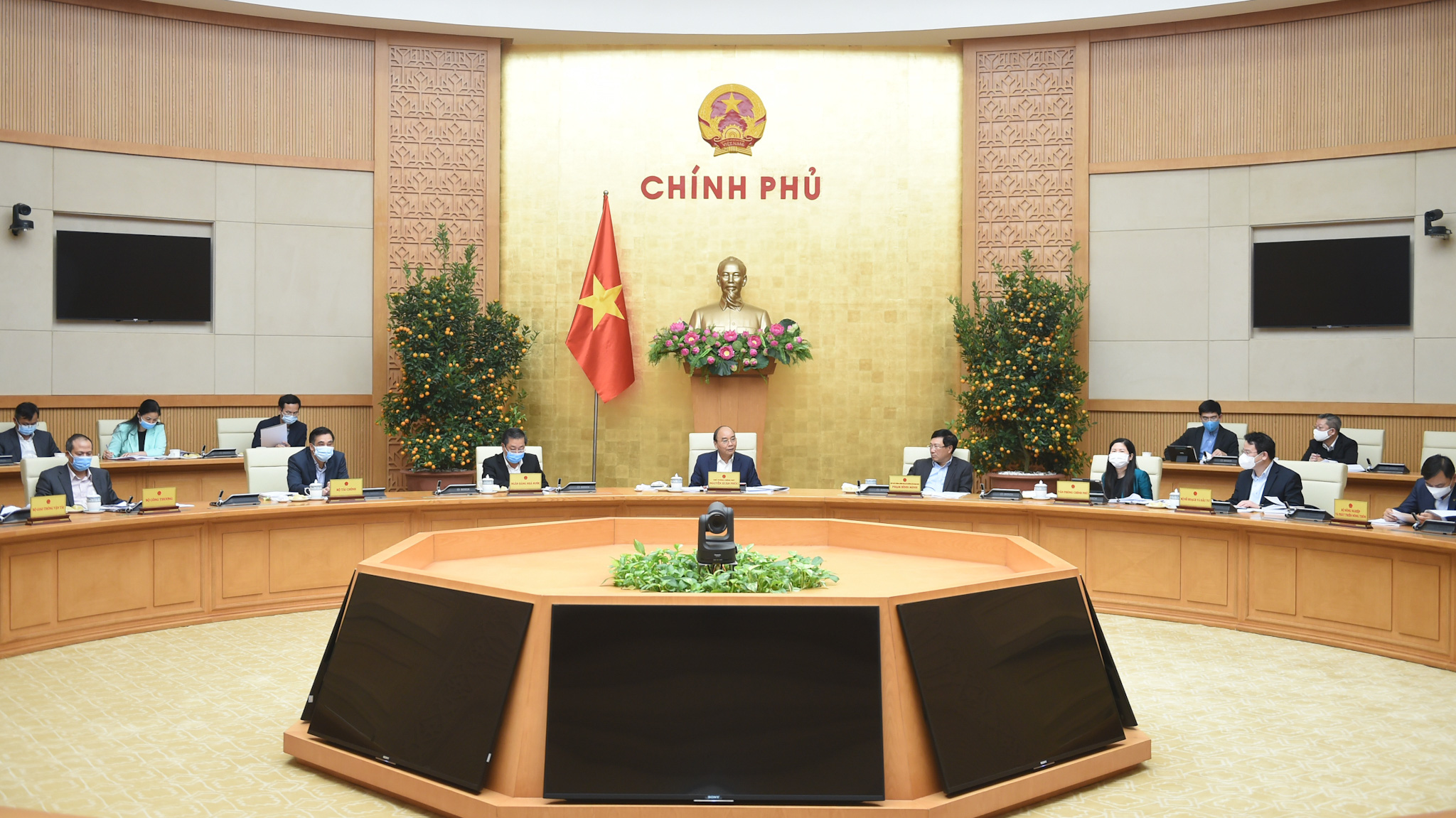 Thủ tướng cho rằng, cách tiếp cận chính sách tài khoá, nợ công phải bảo đảm tính chủ động, tích cực, vừa thúc đẩy phát triển đất nước, vừa bảo đảm ổn định kinh tế vĩ mô, bảo đảm an ninh, an toàn tài chính quốc gia.