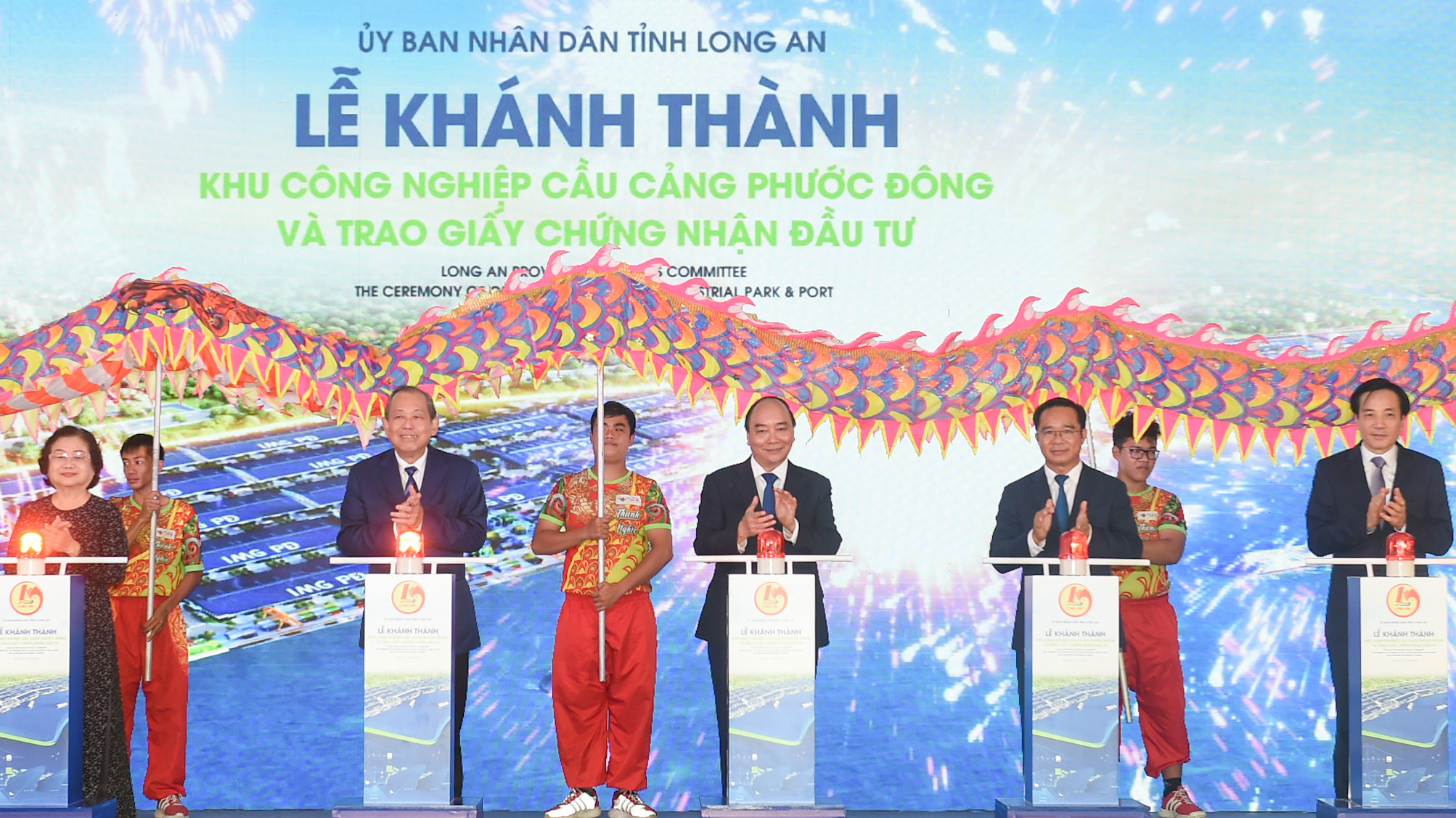 Thủ tướng Nguyễn Xuân Phúc, Phó Thủ tướng Trương Hòa Bình cùng các đại biểu dự Lễ khánh thành Khu công nghiệp Cầu cảng Phước Đông - Ảnh VGP/Quang Hiếu