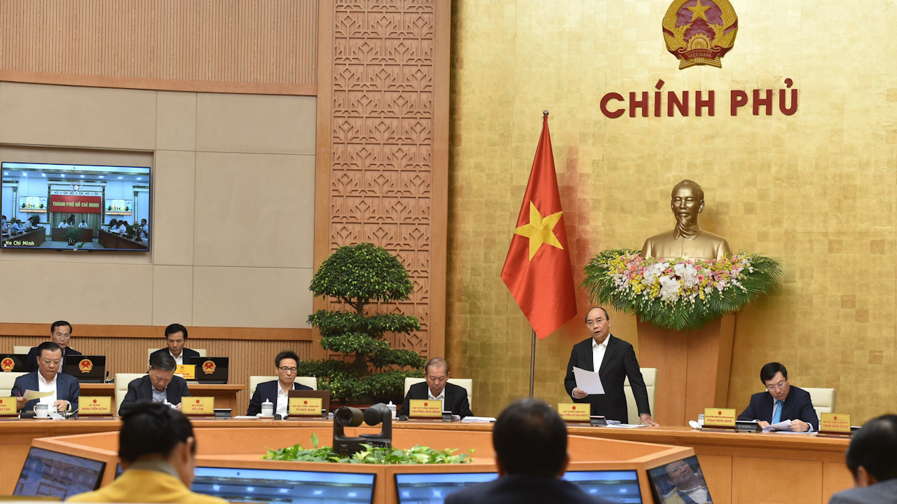 "Đồng chí Đinh Tiến Dũng, Bộ trưởng Bộ Tài chính báo cáo về tình hình thu ngân sách rất đáng mừng, ta vượt thu theo dự đoán", Thủ tướng cho biết. 