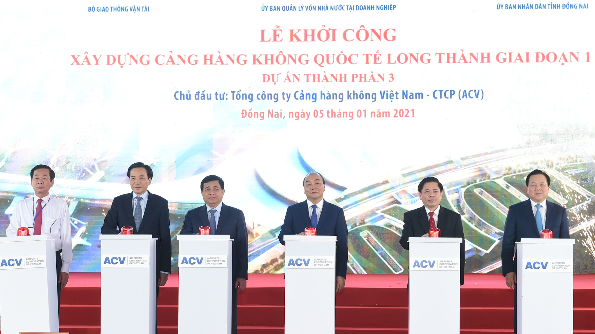 Thủ tướng Nguyễn Xuân Phúc cùng các đại biểu ấn nút khởi công dự án.