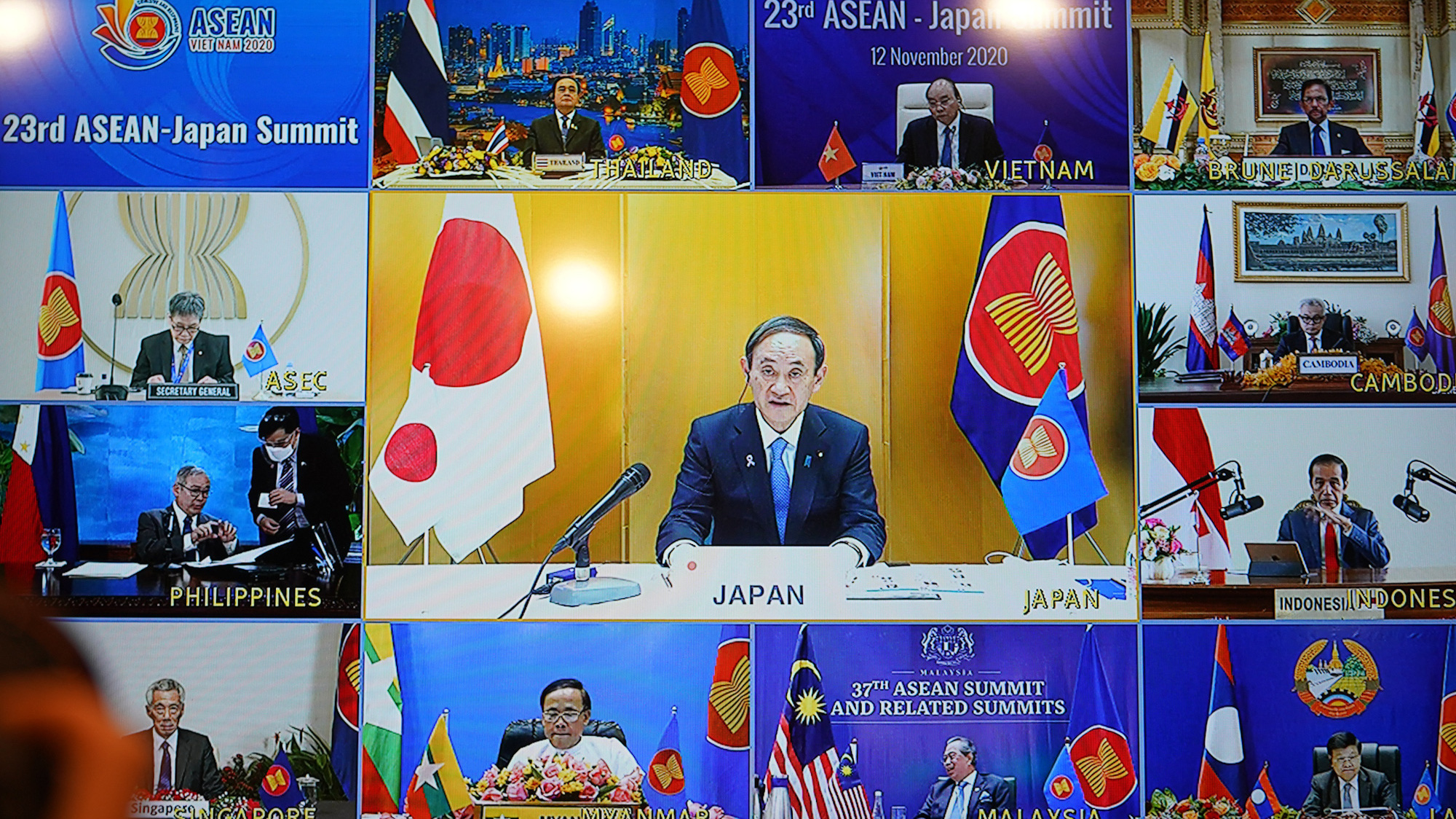 Thủ tướng Nhật Bản và lãnh đạo các nước ASEAN dự Hội nghị Cấp cao ASEAN - Nhật Bản lần thứ 23 - Ảnh: VGP