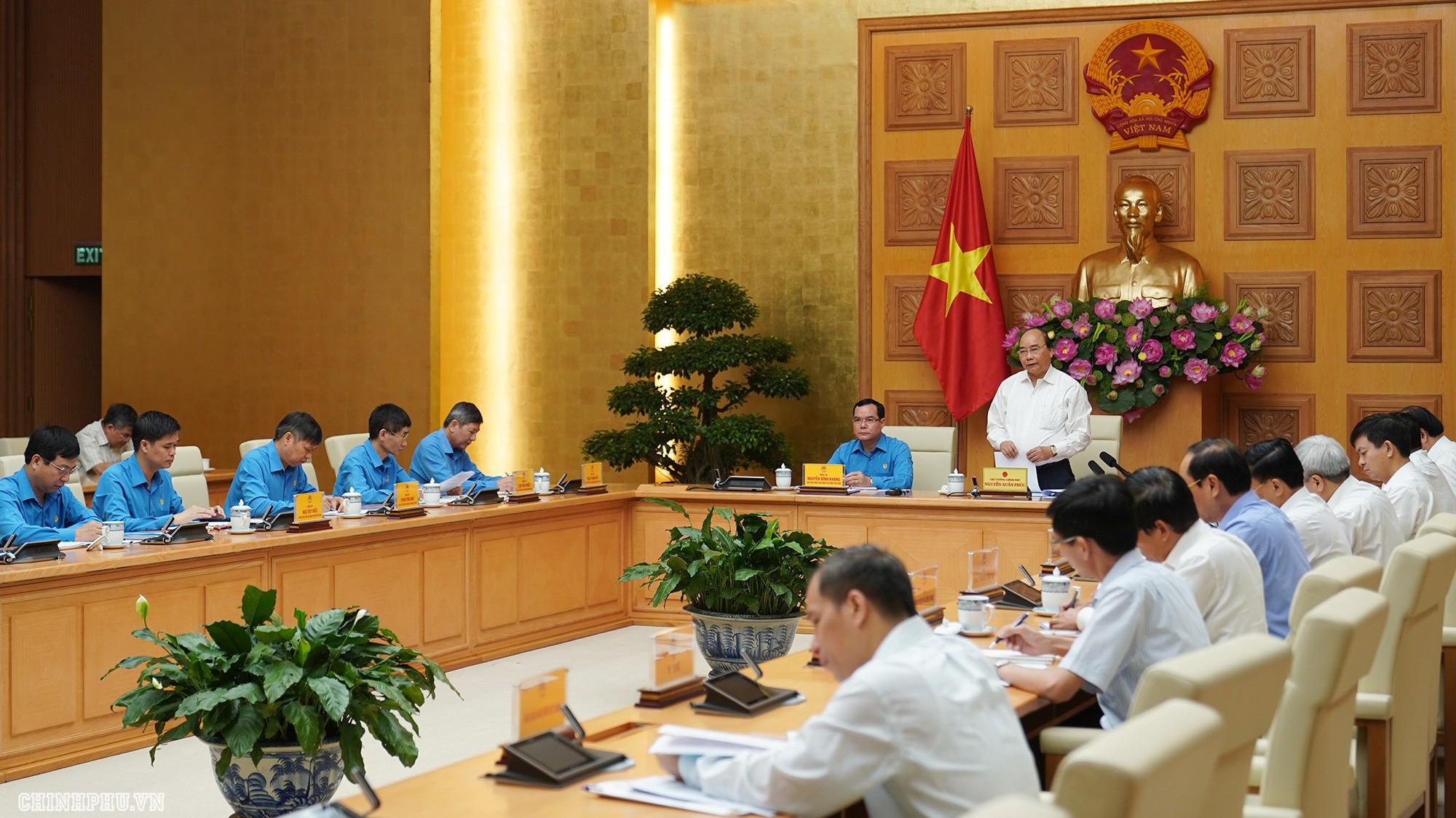 Thủ tướng Nguyễn Xuân Phúc làm việc thường kỳ với Đoàn Chủ tịch Tổng Liên đoàn Lao động Việt Nam - Ảnh: VGP