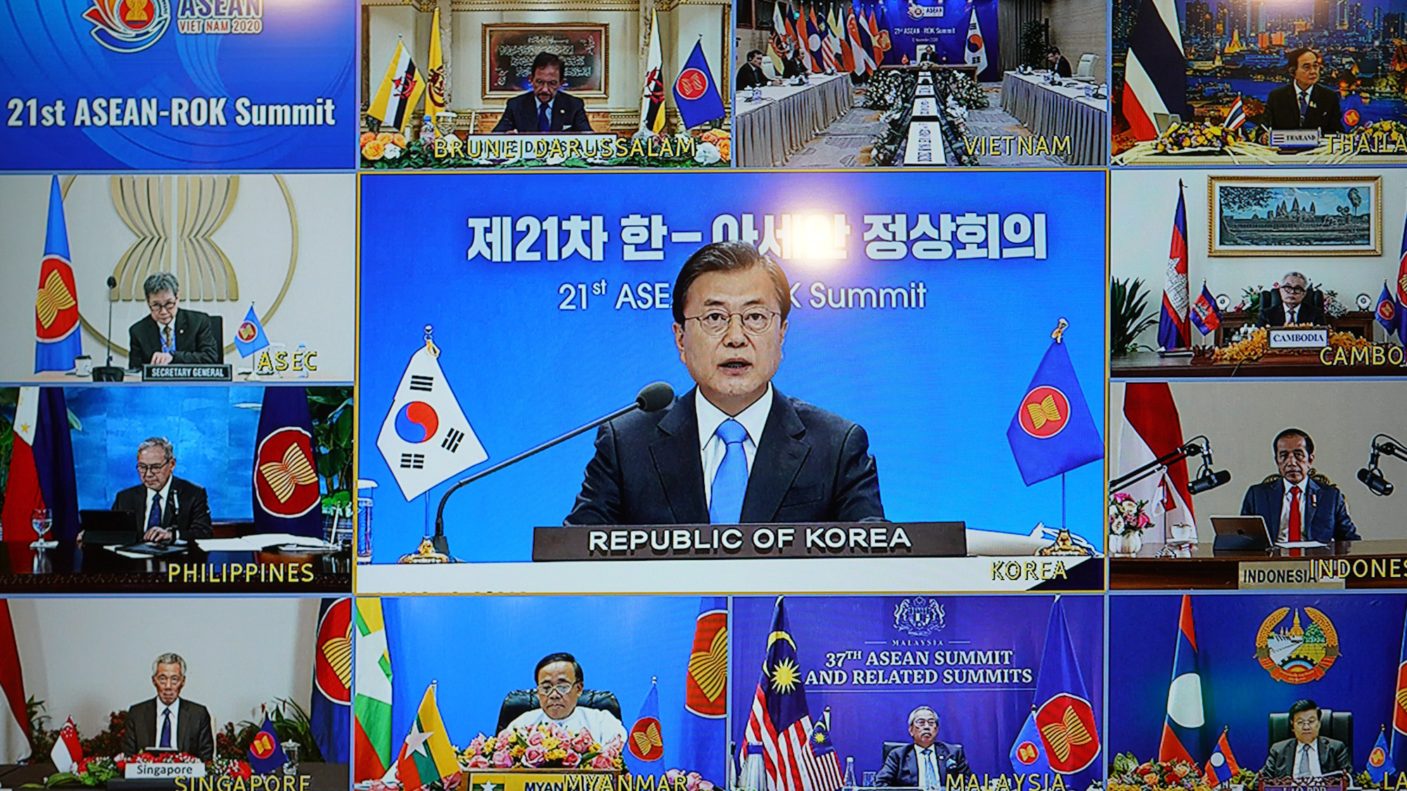 Tổng thống Hàn Quốc Moon Jae-in và lãnh đạo các nước ASEAN dự Hội nghị Cấp cao ASEAN - Hàn Quốc chiều 12/1 - Ảnh: VGP