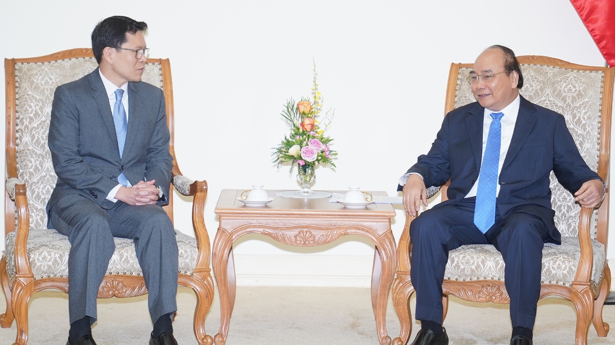 Thủ tướng Nguyễn Xuân Phúc và Thống đốc Ngân hàng Trung ương Thái Lan Veerathai Santiprabhob. Ảnh: VGP/Quang Hiếu