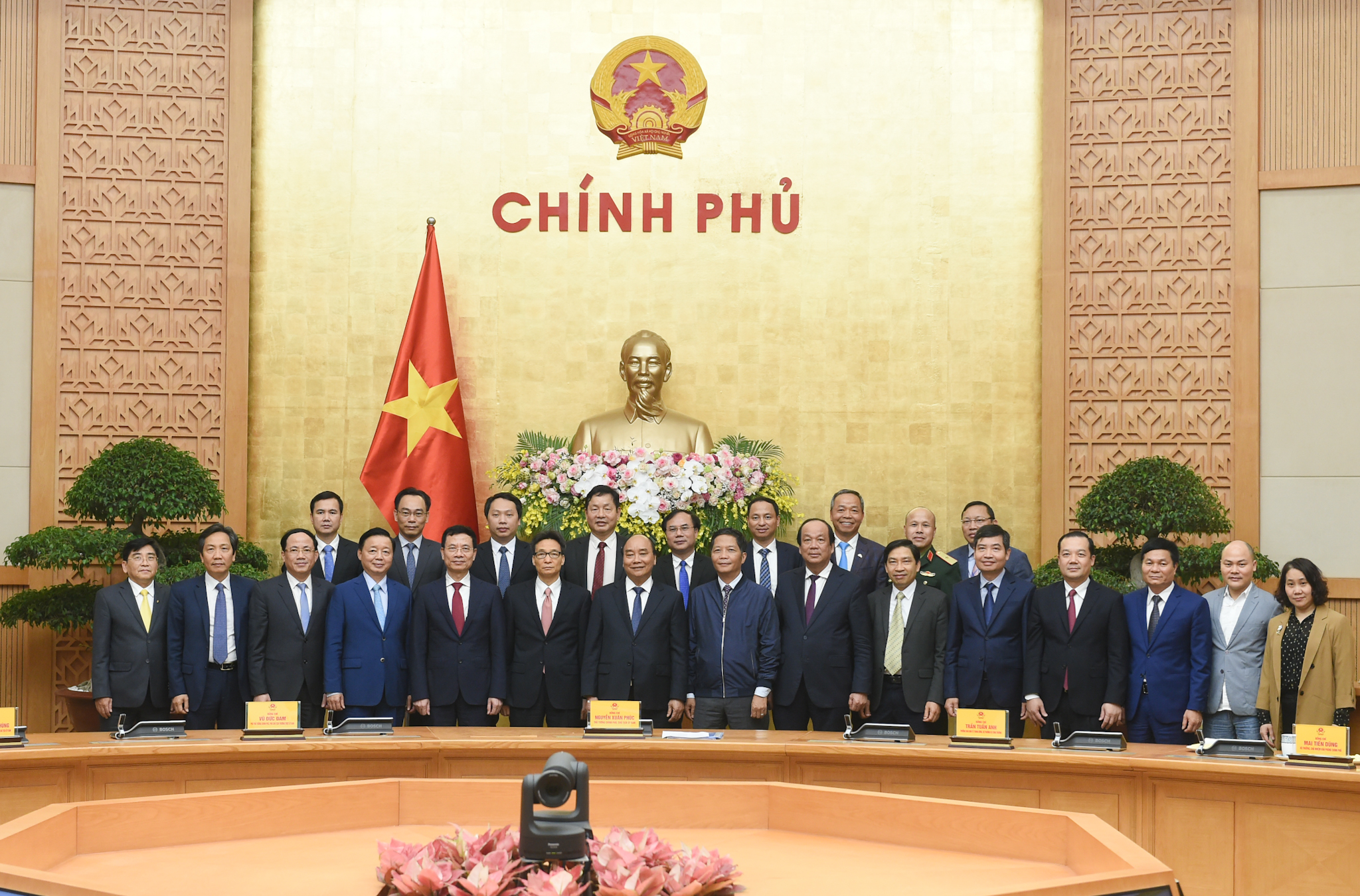 Thủ tướng chụp ảnh cùng lãnh đạo các bộ, ngành, địa phương, các thành viên Ủy ban, các chuyên gia, doanh nghiệp - Ảnh: VGP