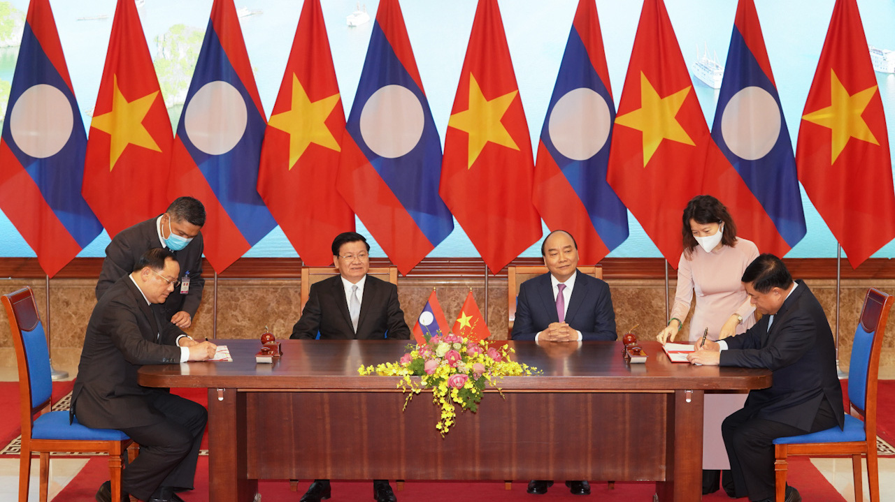 Thủ tướng hai nước chứng kiến lễ ký các văn kiện hợp tác, đầu tư.