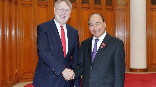 Thủ tướng Nguyễn Xuân Phúc và ông Lange Bernd, Trưởng Đoàn đại biểu Ủy ban Thương mại quốc tế của Nghị viện châu Âu (INTA) - Ảnh: VGP