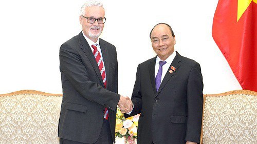 Thủ tướng Nguyễn Xuân Phúc và Đại sứ Đức tại Việt Nam Guido Hildner - Ảnh: VGP.