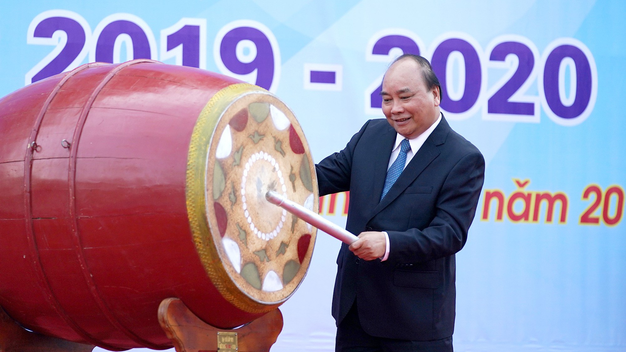 Thủ tướng đánh trống khai trường - Ảnh: VGP