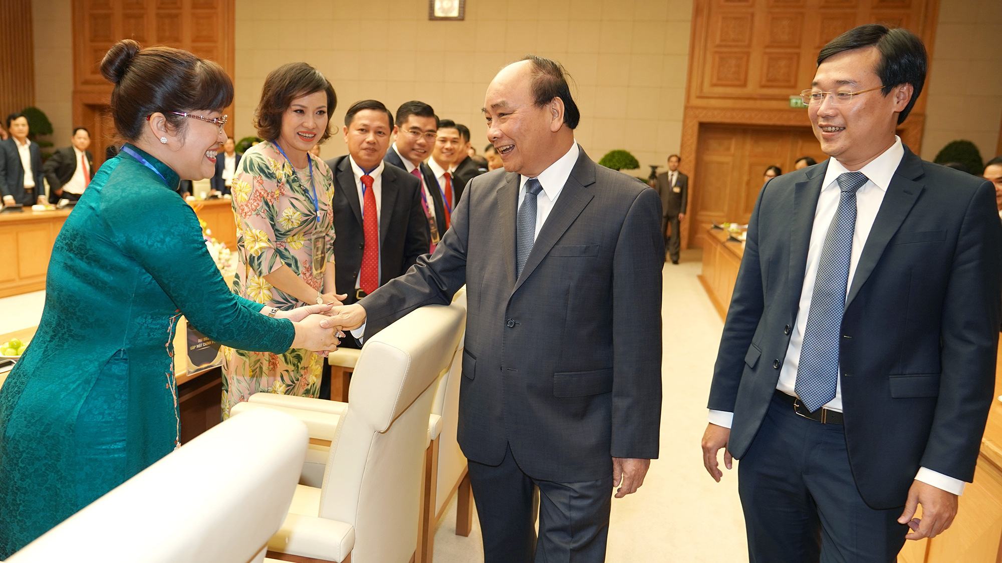 Thủ tướng Nguyễn Xuân Phúc gặp gỡ doanh nhân trẻ nhân kỷ niệm 20 năm Giải thưởng Sao Đỏ - Ảnh: VGP 