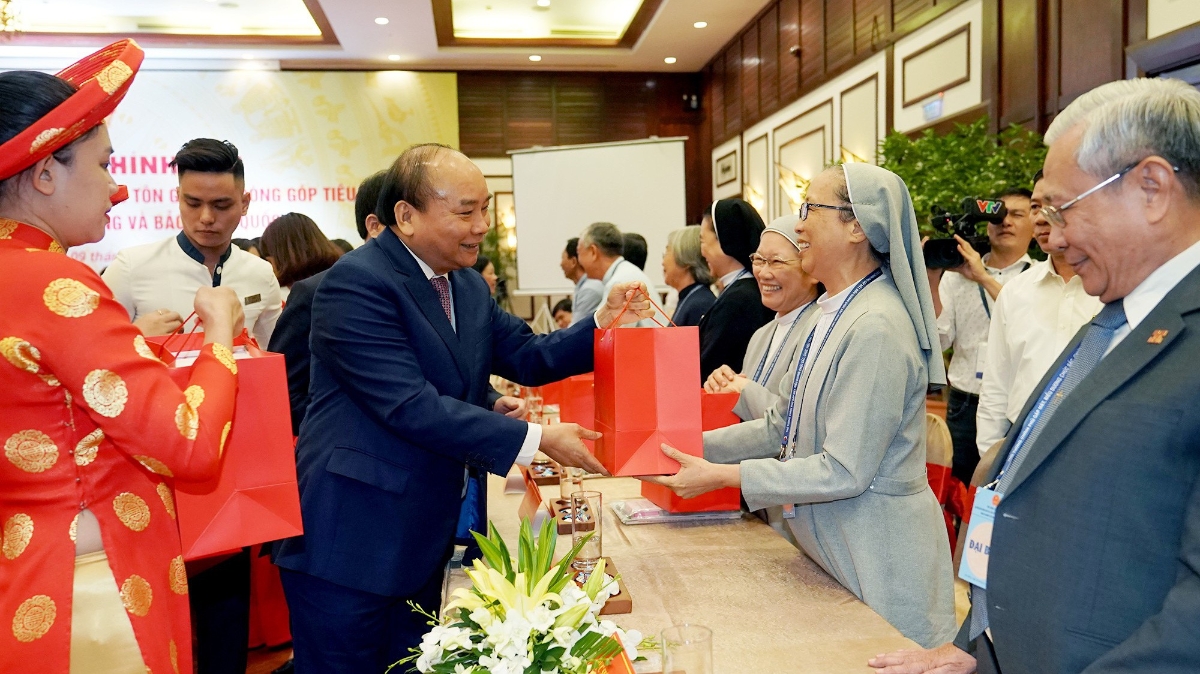 Sáng 9/8, tại Đà Nẵng, Thủ tướng Nguyễn Xuân Phúc dự cuộc gặp mặt, biểu dương chức sắc, chức việc tôn giáo có đóng góp tiêu biểu trong sự nghiệp xây dựng và bảo vệ Tổ quốc.