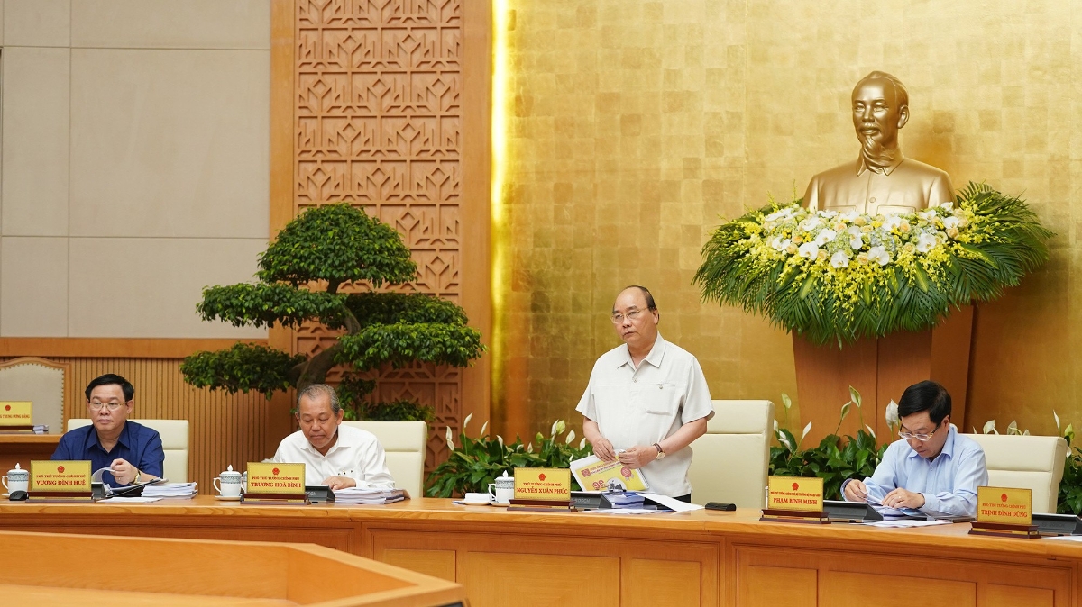 Thủ tướng: Phải xem lại tình trạng tiếp nhận, trình ký hồ sơ tới đâu, có khó khăn phải giải quyết, phải báo cáo. Phần lớn hồ sơ trình tôi ký trong ngày, nhưng tôi cũng nghe nói có hồ sơ để 5-6 tháng chưa trình lên Thủ tướng Chính phủ.