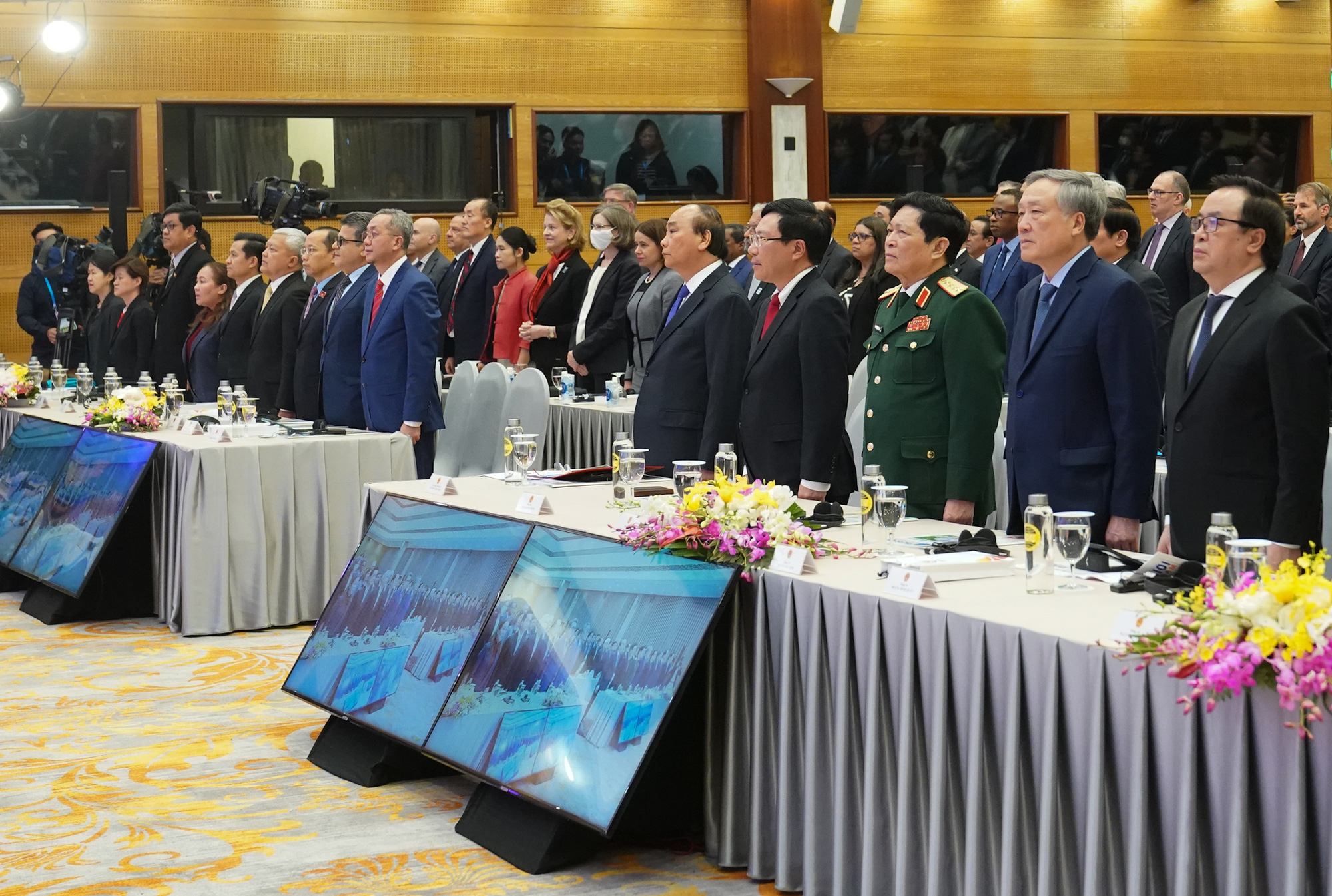 Các đại biểu dự lễ bế mạc Hội nghị Cấp cao ASEAN lần thứ 37 tại đầu cầu Hà Nội - Ảnh: VGP