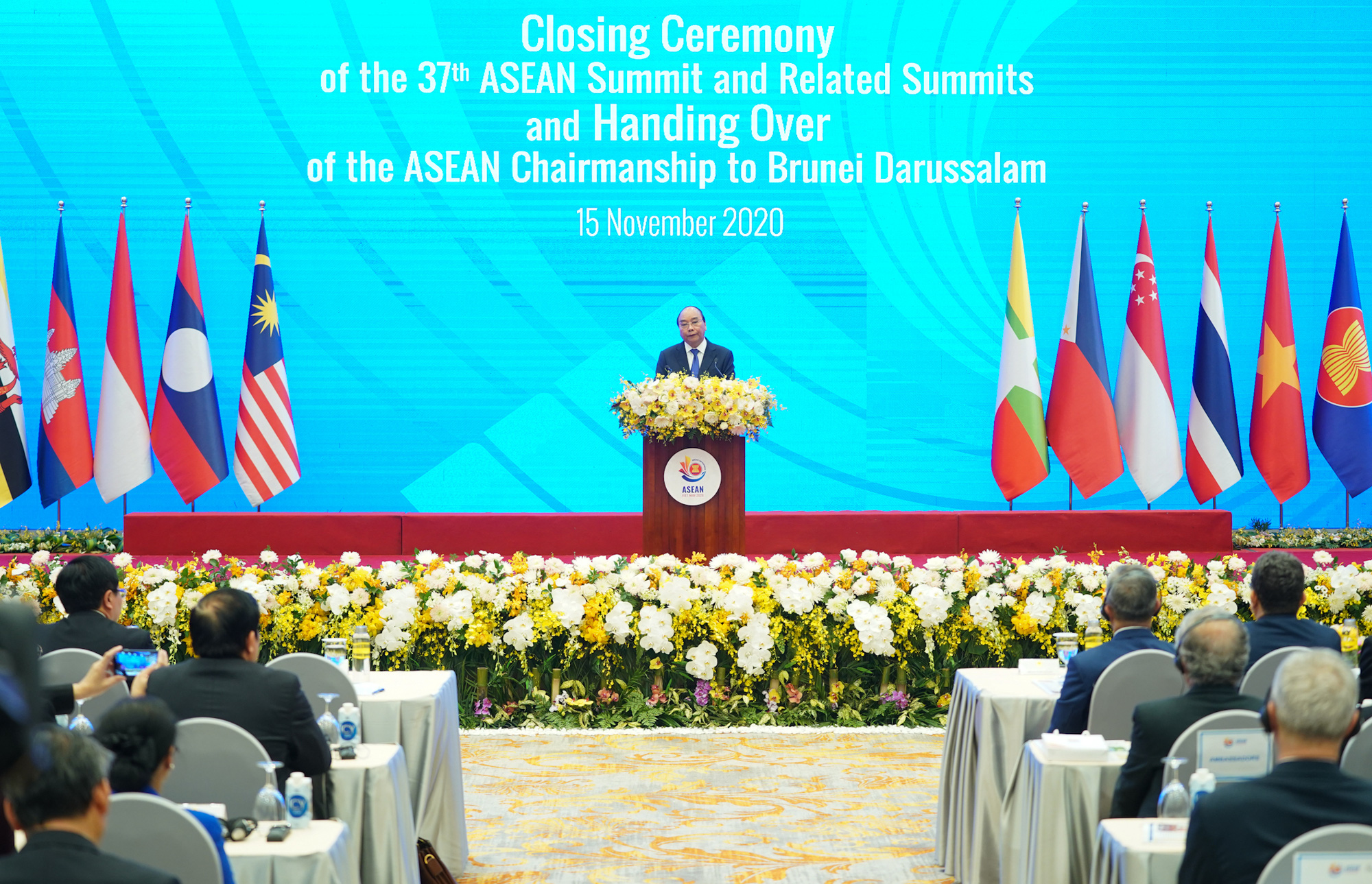 Thủ tướng Nguyễn Xuân Phúc phát biểu tại lễ bế mạc Hội nghị Cấp cao ASEAN 37 và các hội nghị liên quan - Ảnh: VGP