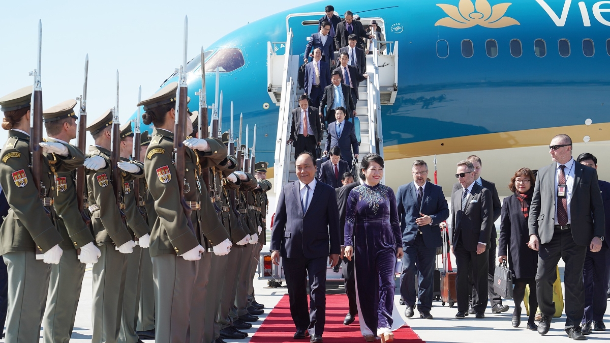 Thủ tướng Nguyễn Xuân Phúc xuống sân bay quốc tế Vaclav Havel, Thủ đô Praha, bắt đầu chuyến thăm chính thức Cộng hòa Czech. 