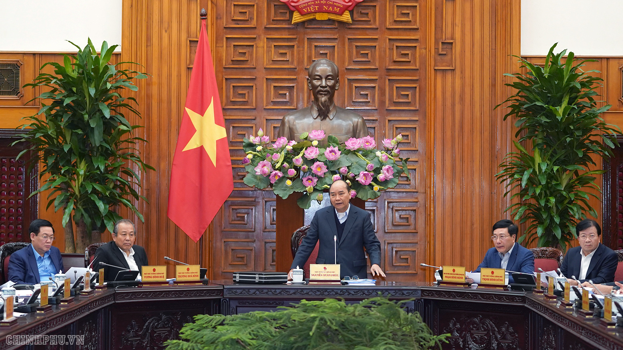 Thủ tướng Nguyễn Xuân Phúc đã chủ trì cuộc họp Thường trực Chính phủ về thúc đẩy hợp tác với Lào -Ảnh VGP