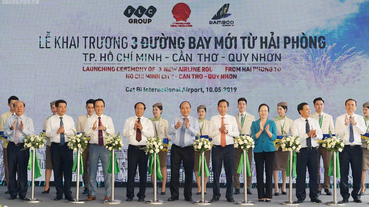 Thủ tướng Chính phủ Nguyễn Xuân Phúc, đại diện lãnh đạo UBND thành phố Hải Phòng, Tập đoàn FLC và Hãng hàng không Bamboo Airways cắt băng khai trương 3 đường bay từ Hải Phòng đi Quy Nhơn, Tp.HCM, Cần Thơ.