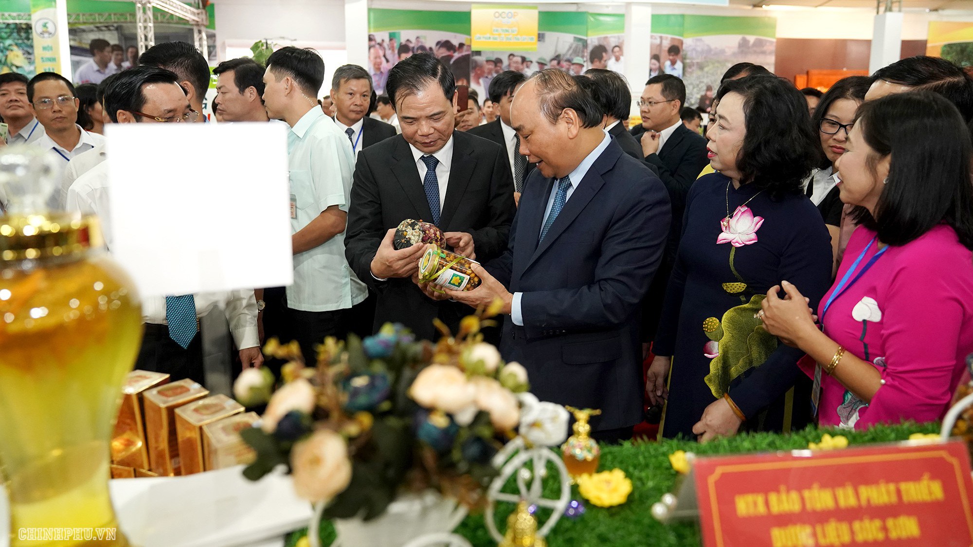 Thủ tướng tại không gian giới thiệu sản phẩm nông thôn tiêu biểu 