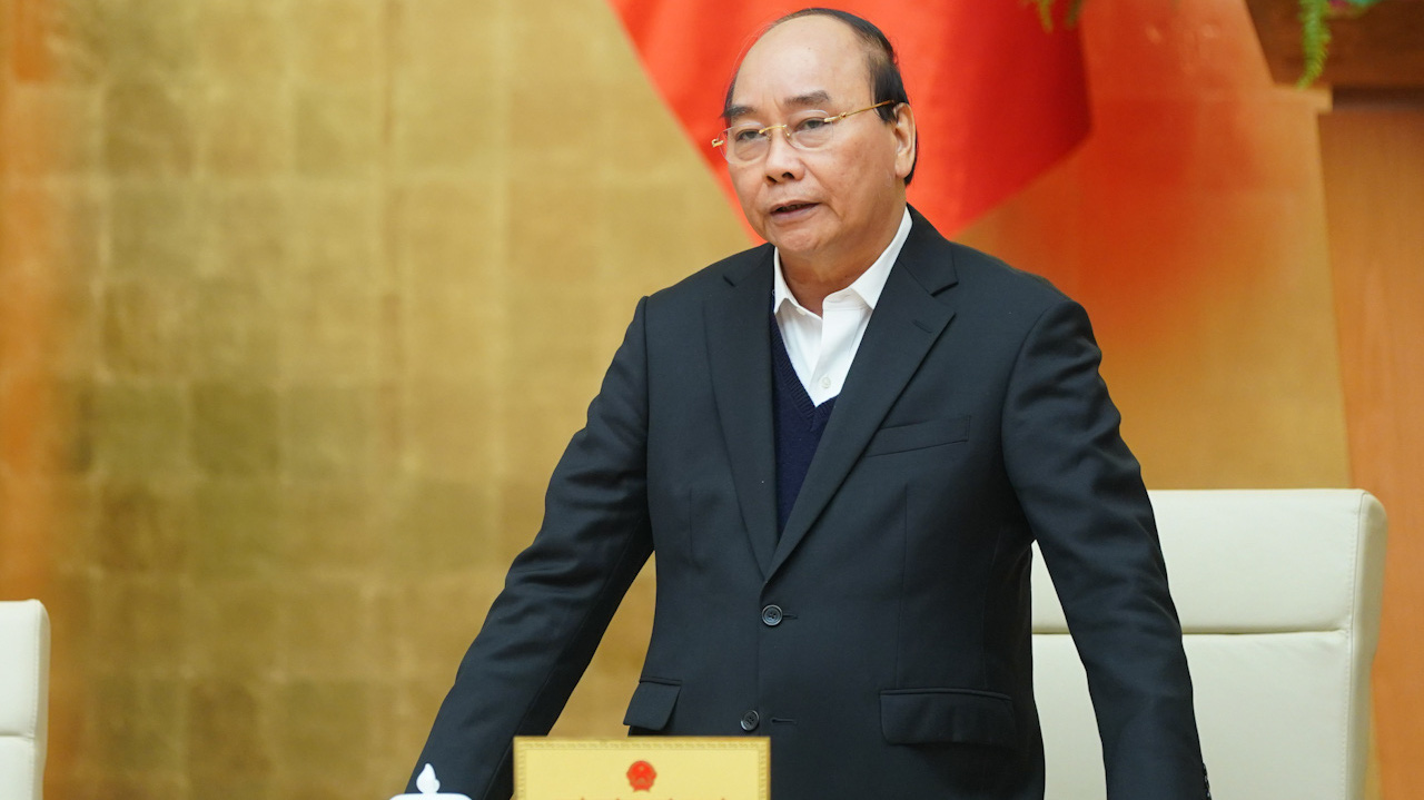 Thủ tướng cho biết có ý kiến đặt vấn đề tại sao Hà Nội và Tp.HCM quy định chặt chẽ việc đeo khẩu trang nơi công cộng, trong khi một số tỉnh, thành phố khác lại không.