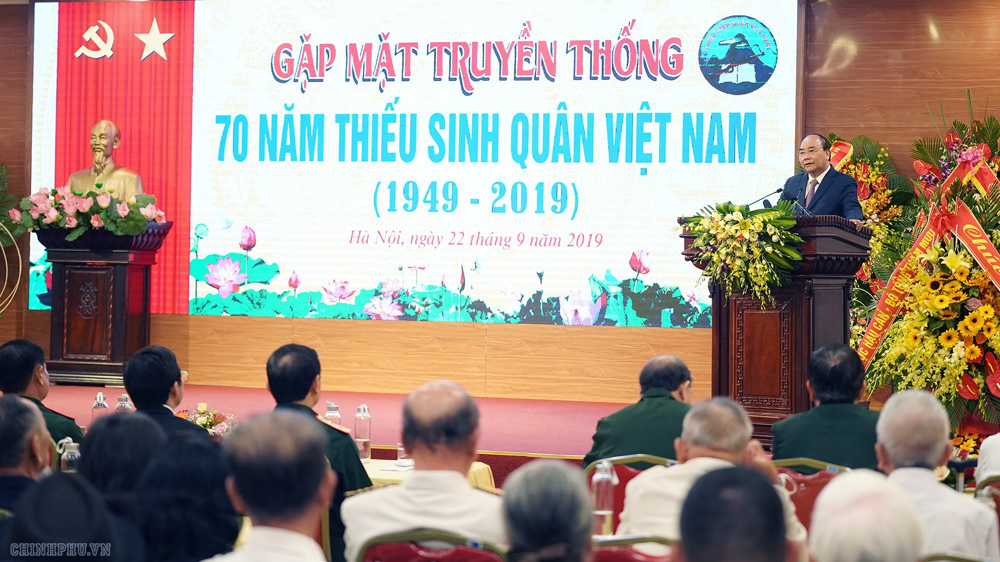 Thủ tướng Nguyễn Xuân Phúc phát biểu tại cuộc gặp gỡ cựu học sinh các Trường Thiếu sinh quân Việt Nam nhân kỷ niệm 70 năm thành lập - Ảnh: VGP