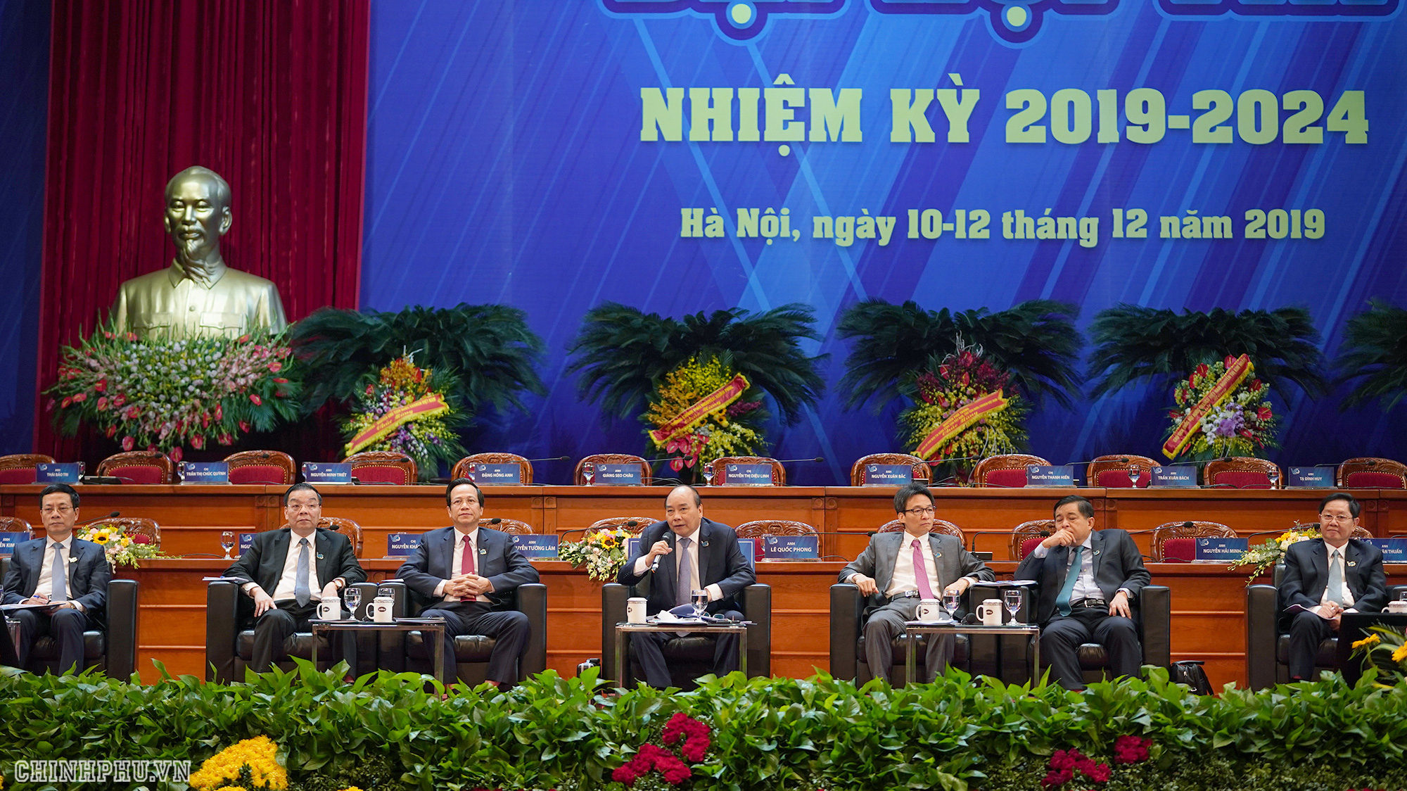 Thủ tướng và nhiều thành viên Chính phủ tại buổi đối thoại - Ảnh: VGP