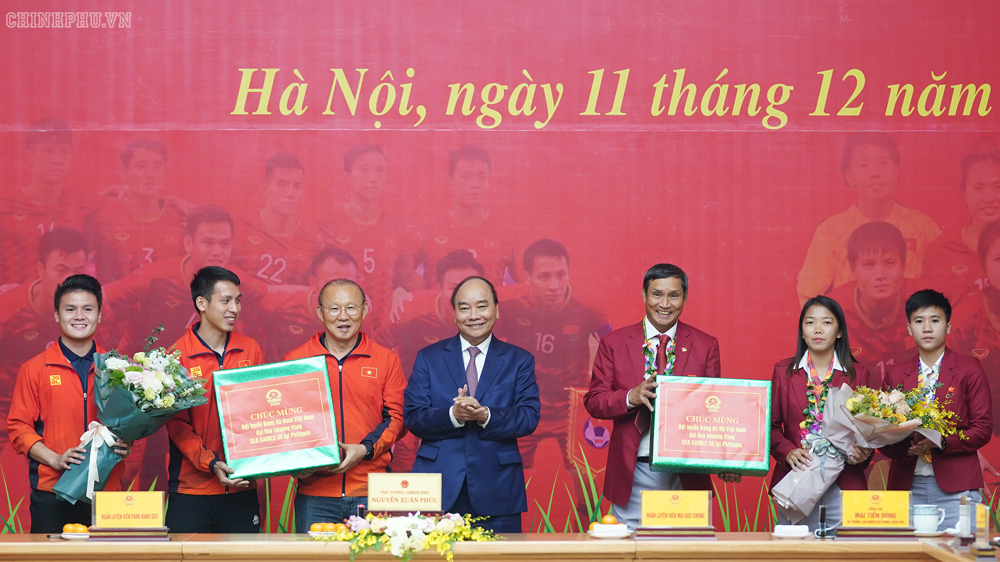 Thủ tướng đánh giá cao huấn luyện viên Park Hang-seo và Mai Đức Chung tài năng xuất sắc, tận tâm, tận lực vì đội bóng - Ảnh: VGP 