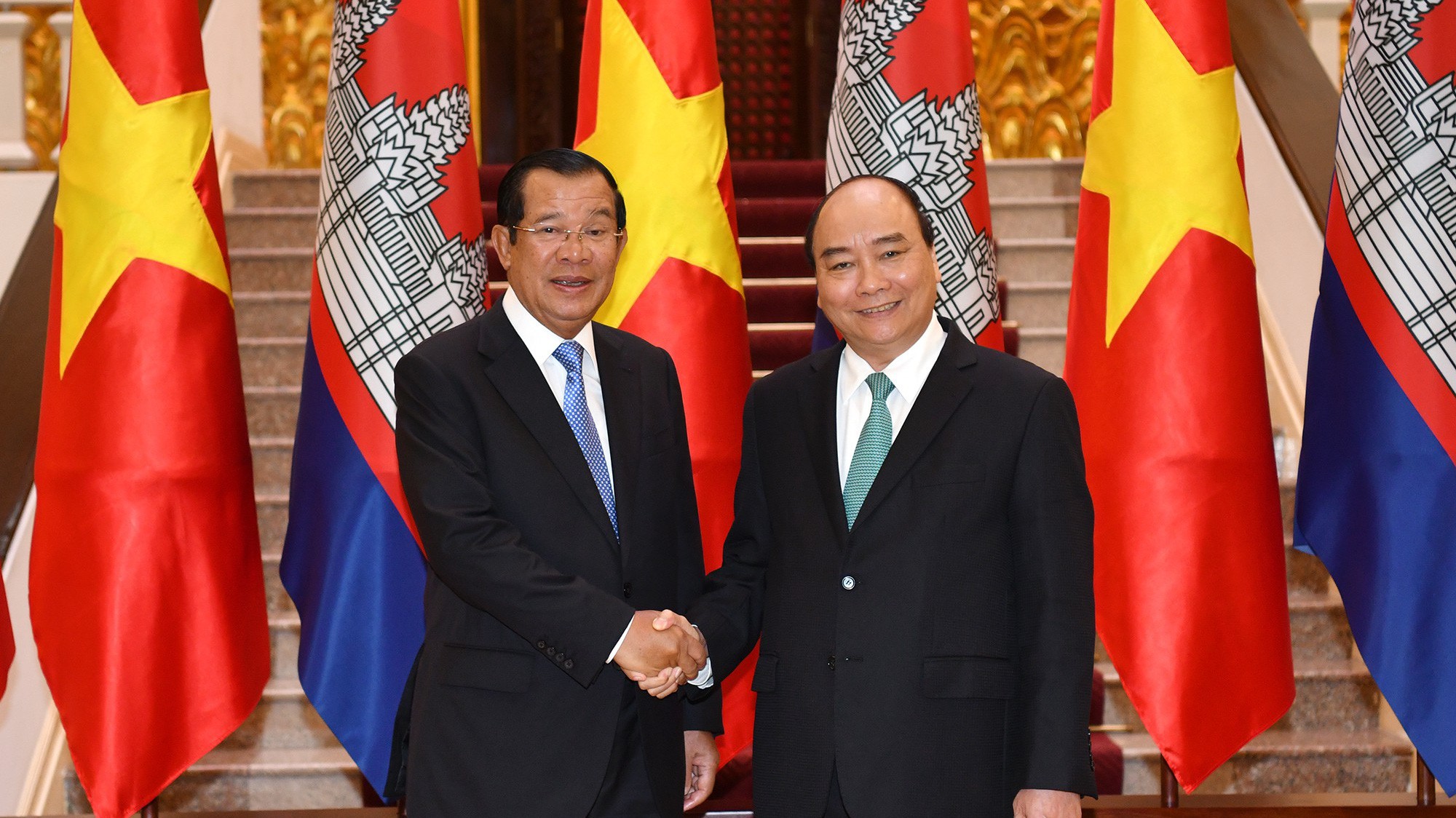 Thủ tướng Nguyễn Xuân Phúc đón Thủ tướng Campuchia Samdech Techo Hun Sen sáng 7/12.