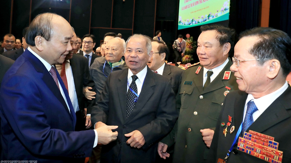 Thủ tướng gặp gỡ các thế hệ học sinh nhân kỷ niệm 65 năm trường học sinh miền Nam trên đất Bắc - Ảnh: VGP 