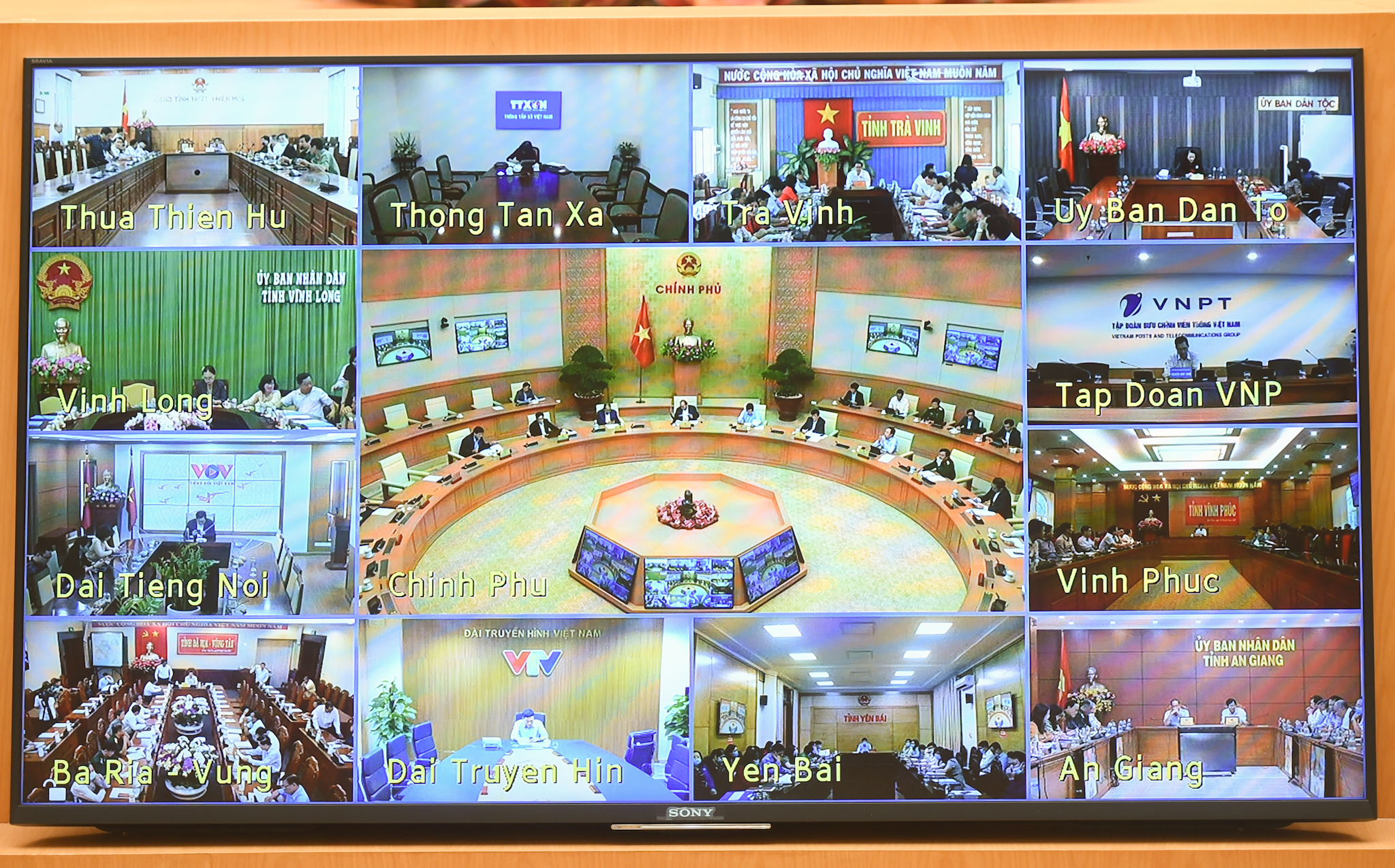 Cuộc họp trực tuyến toàn quốc của Thường trực Chính phủ với Ban Chỉ đạo quốc gia phòng, chống dịch COVID-19 và 63 tỉnh, thành phố sáng nay, 17/3, - Ảnh: VGP