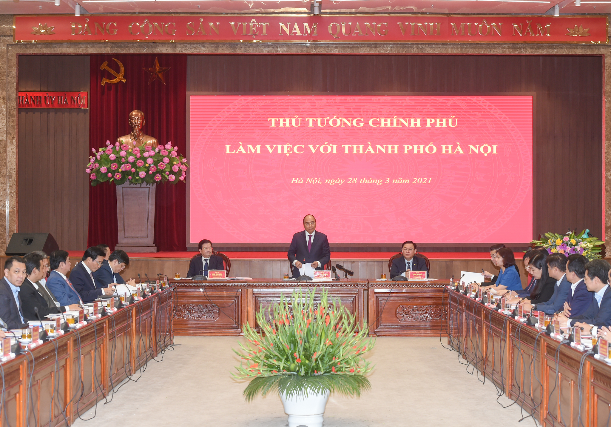 Toàn cảnh buổi làm việc của Thủ tướng Nguyễn Xuân Phúc với lãnh đạo chủ chốt của thành phố Hà Nội chiều 28/3 - Ảnh: VGP