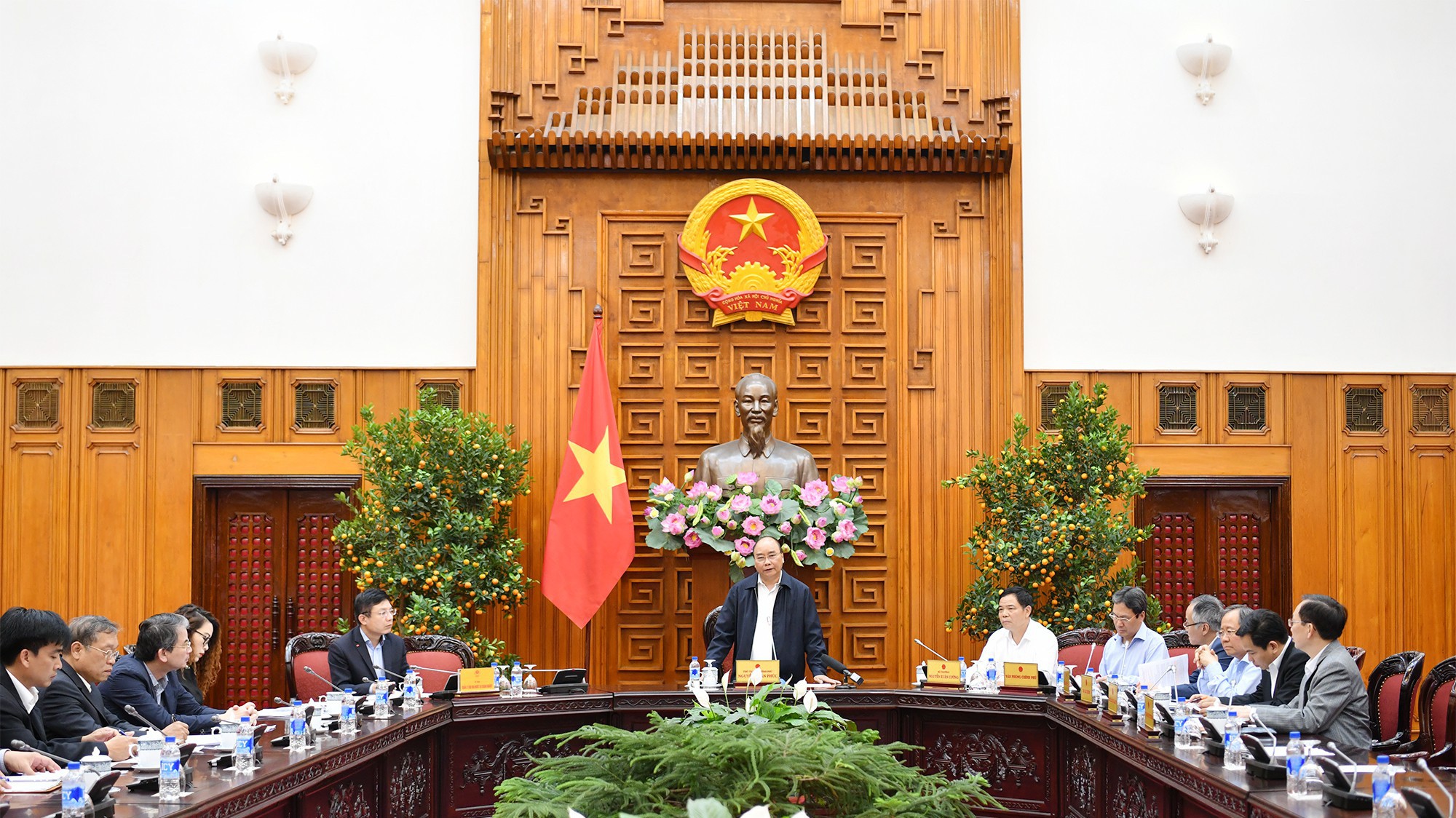 Thủ tướng giao Bộ Nông nghiệp và Phát triển nông thôn, Bộ Kế hoạch và Đầu tư nghiên cứu sâu hơn về an ninh lương thực, đề xuất với Chính phủ về an ninh lương thực trong tình hình mới.