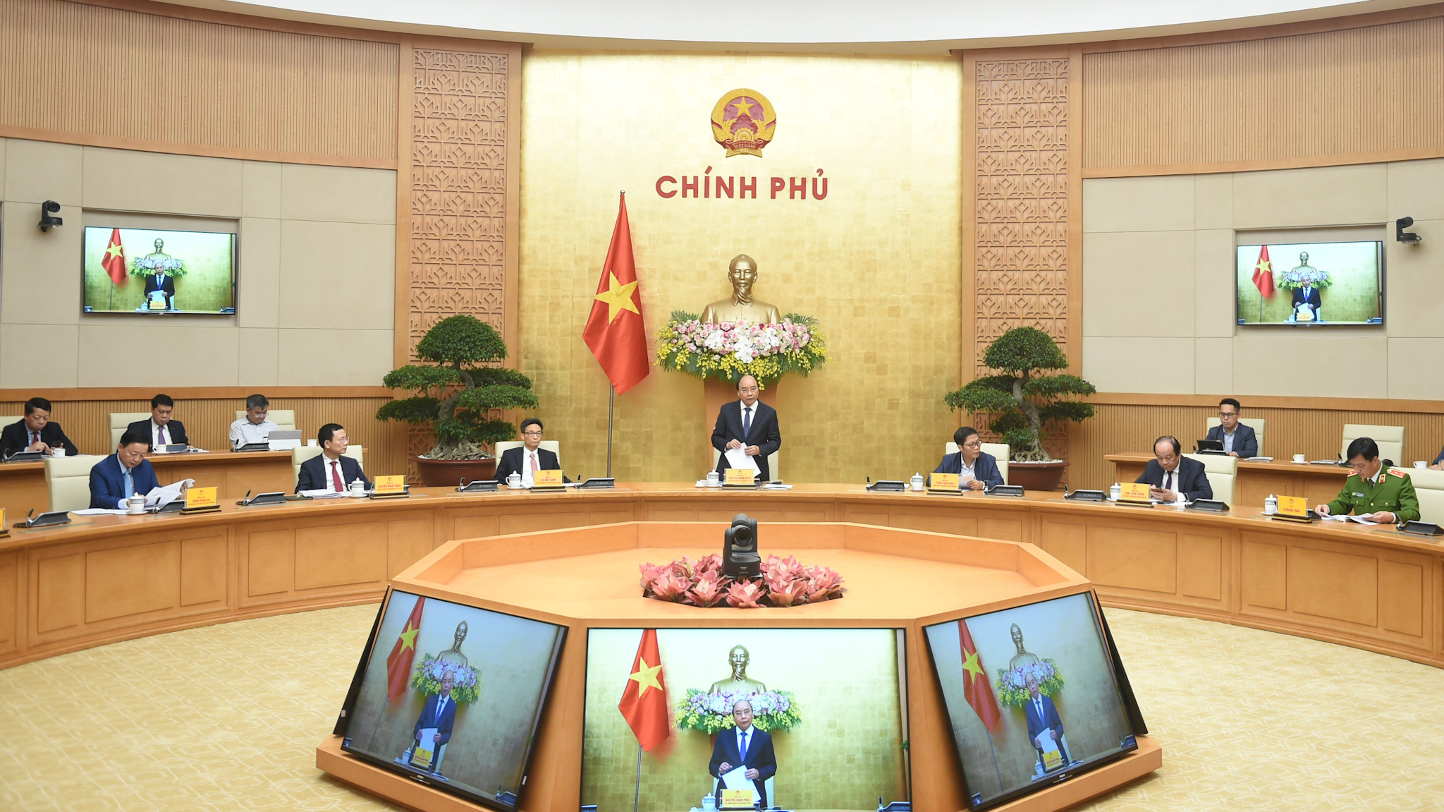 Thủ tướng Nguyễn Xuân Phúc tại phiên họp - Ảnh: VGP