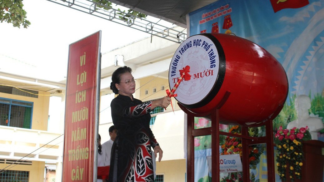 Chủ tịch Quốc hội Nguyễn Thị Kim Ngân đánh trống khai giảng năm học mới tại Trường Trung học phổ thông Tháp Mười, huyện Tháp Mười (Đồng Tháp). Ảnh - MOET. 