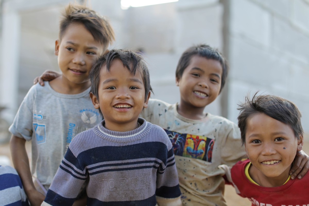 Nụ cười hồn nhiên của các em nhỏ dân tộc Vân Kiều bên căn nhà mới.